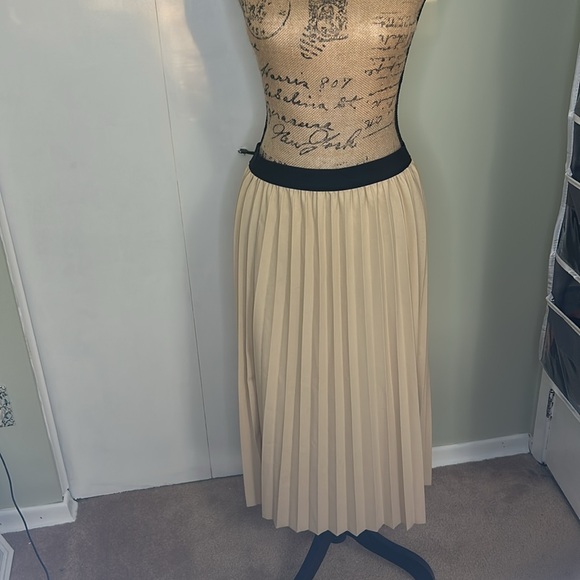 Unbranded pleated skirt - Picture 2 of 5